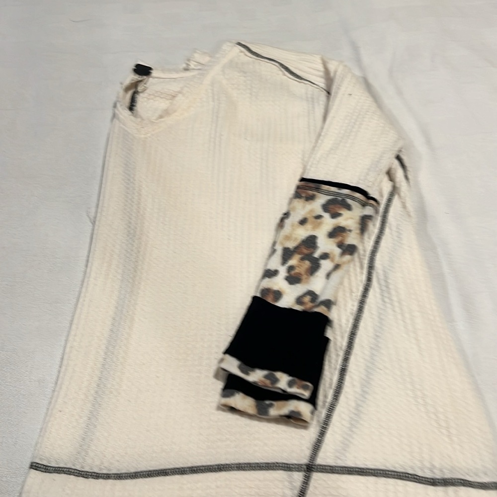We the free oversized creme top/ animal print sleeves - Picture 4 of 4